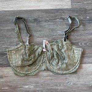 Victoria’s Secret - DREAM ANGELS
Wicked Unlined Lace Balconette Bra